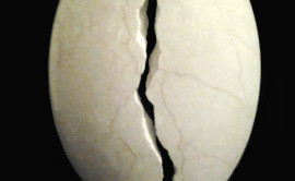 Un abbraccio, marmo Botticino, h 50 cm 2015 (fronte)