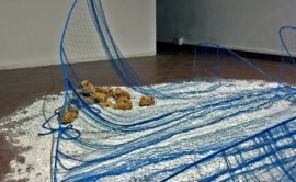 Tessere frammenti di pietra, installazione rete, ferro e pietre 2008