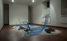 Tessere frammenti di pietra, installazione rete, ferro e pietre 2008