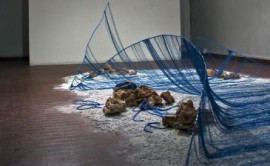 Tessere frammenti di pietra, installazione rete, ferro e pietre 2008