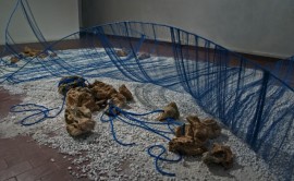 Tessere frammenti di pietra, installazione rete, ferro e pietre 2008