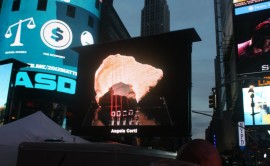 NY, la mia opera esposta su schermi digitali 9 x 12 ft tra I grattacieli di Broadway e 43rd