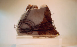 strappo II - marmo e ferro - cm 23 x 17 x 7
